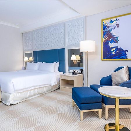 Royce Hotel & Casino Clark Field Buitenkant foto