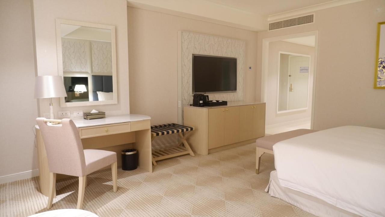 Royce Hotel & Casino Clark Field Buitenkant foto