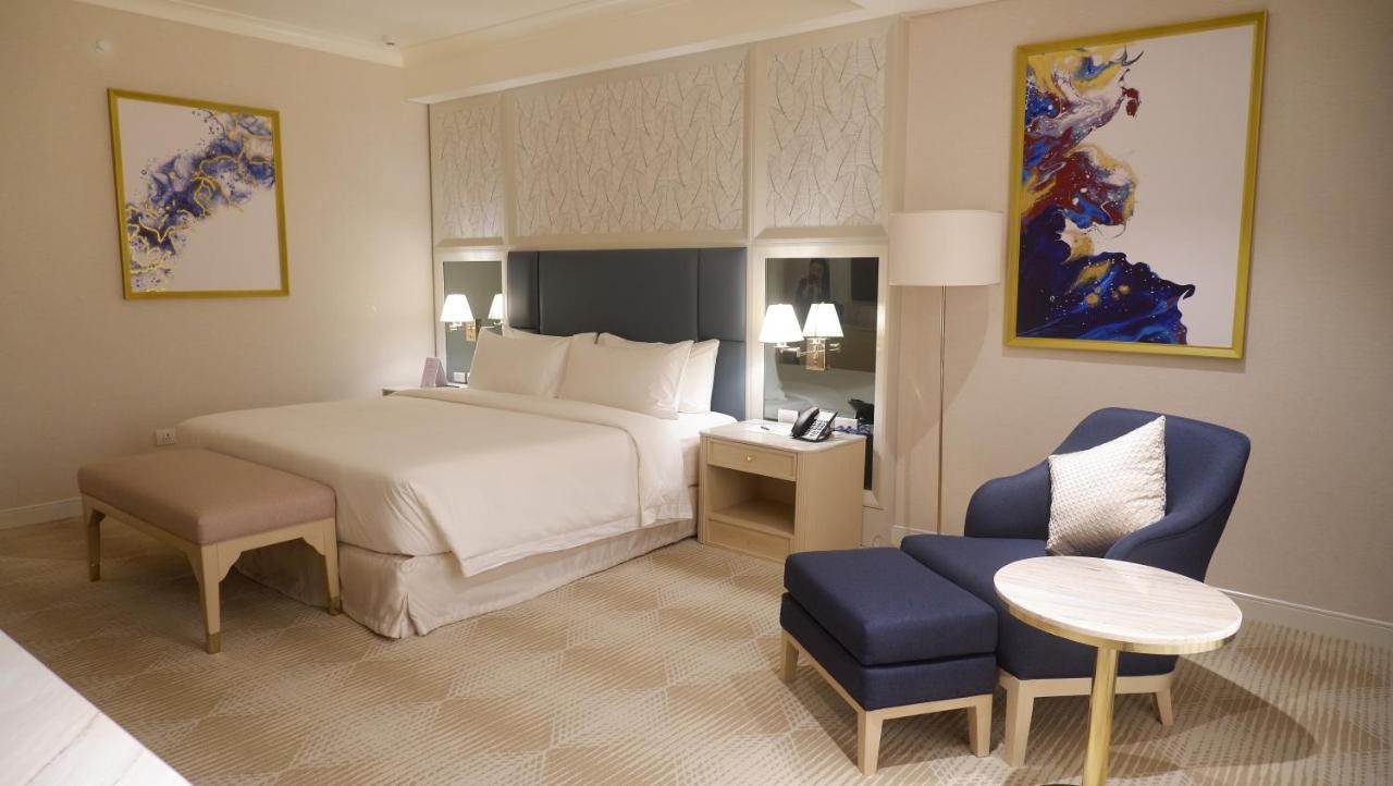 Royce Hotel & Casino Clark Field Buitenkant foto