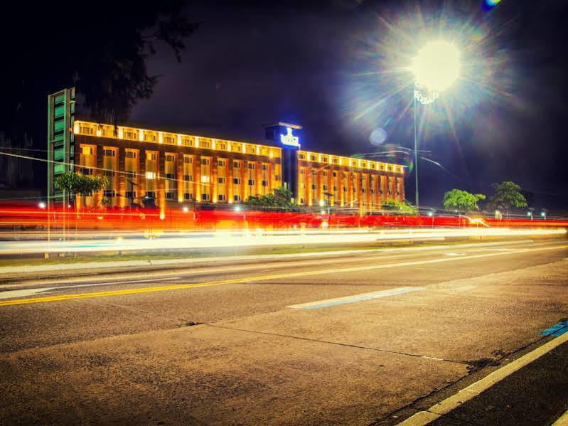 Royce Hotel & Casino Clark Field Buitenkant foto
