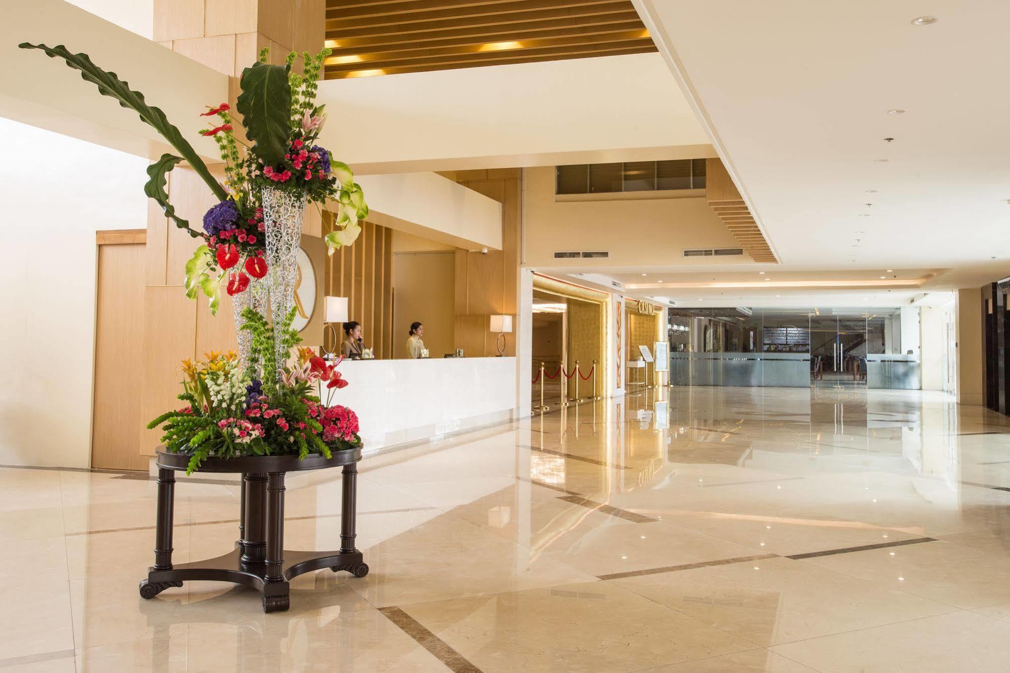 Royce Hotel & Casino Clark Field Buitenkant foto