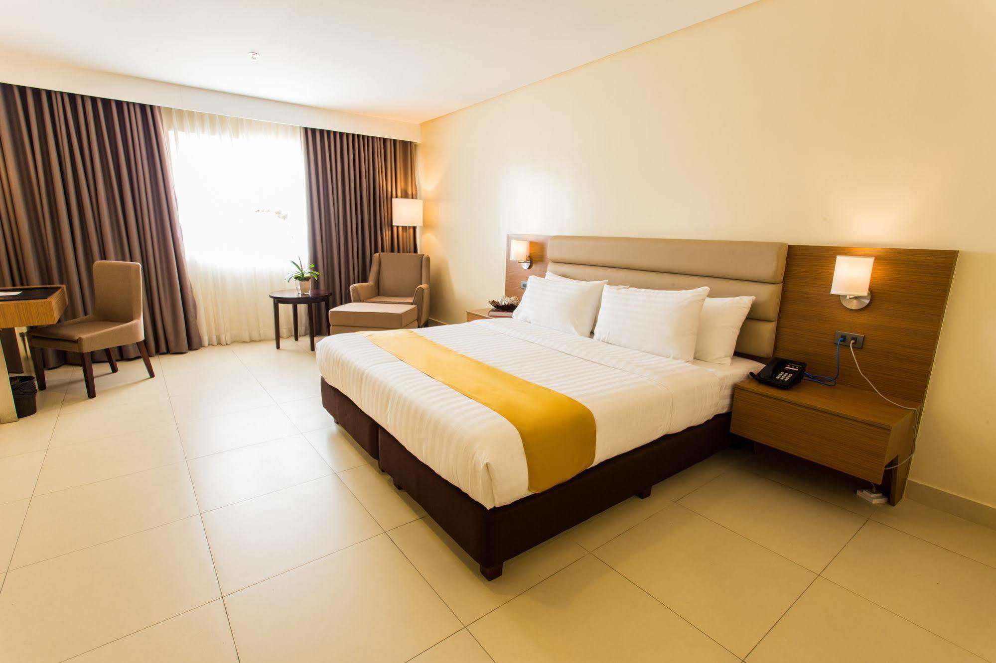 Royce Hotel & Casino Clark Field Buitenkant foto