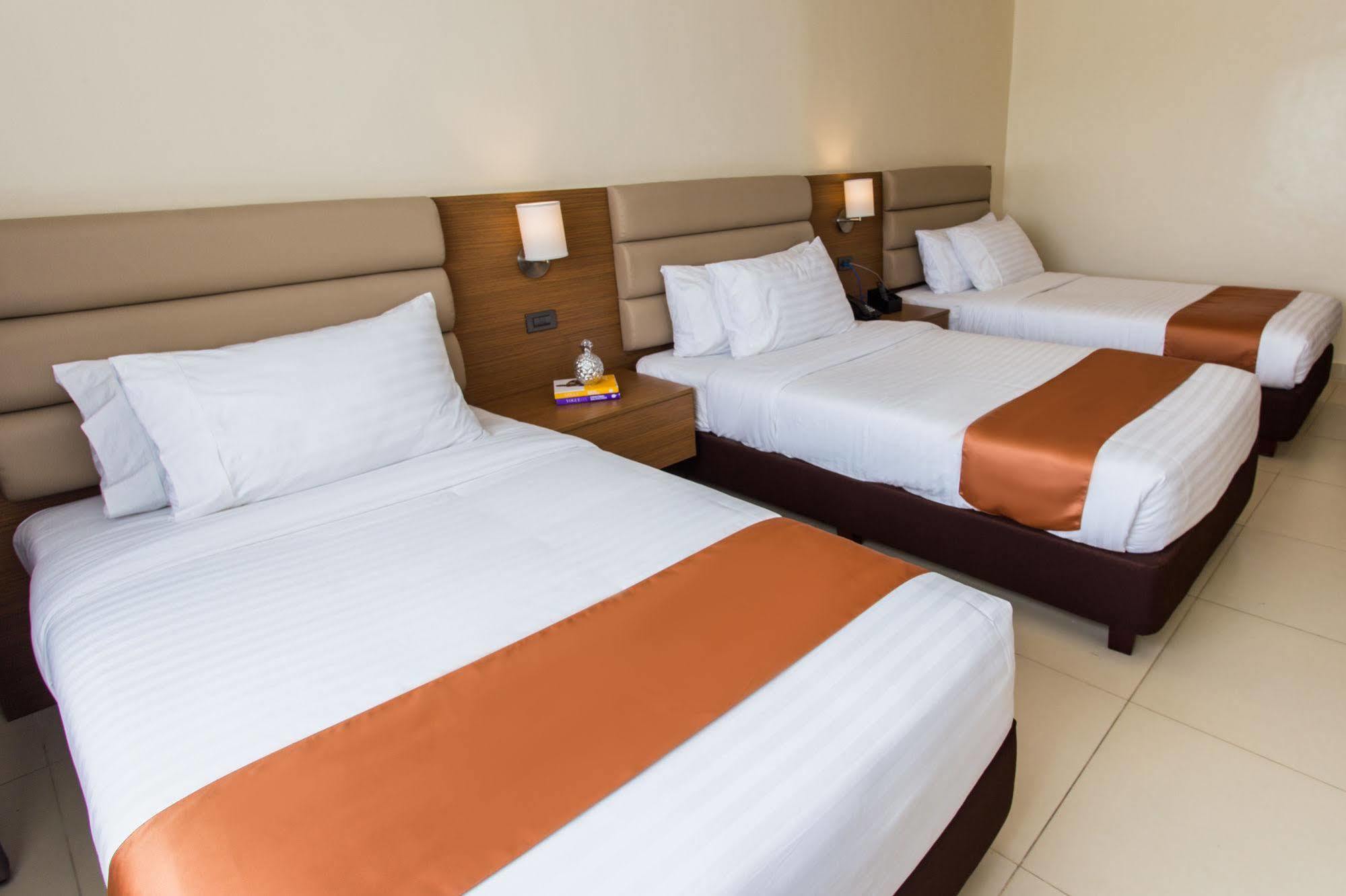 Royce Hotel & Casino Clark Field Buitenkant foto