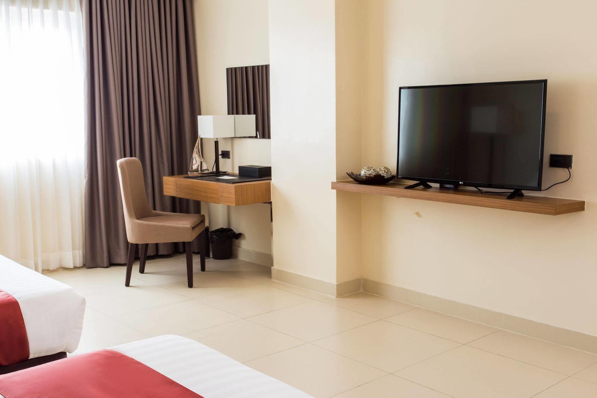 Royce Hotel & Casino Clark Field Buitenkant foto