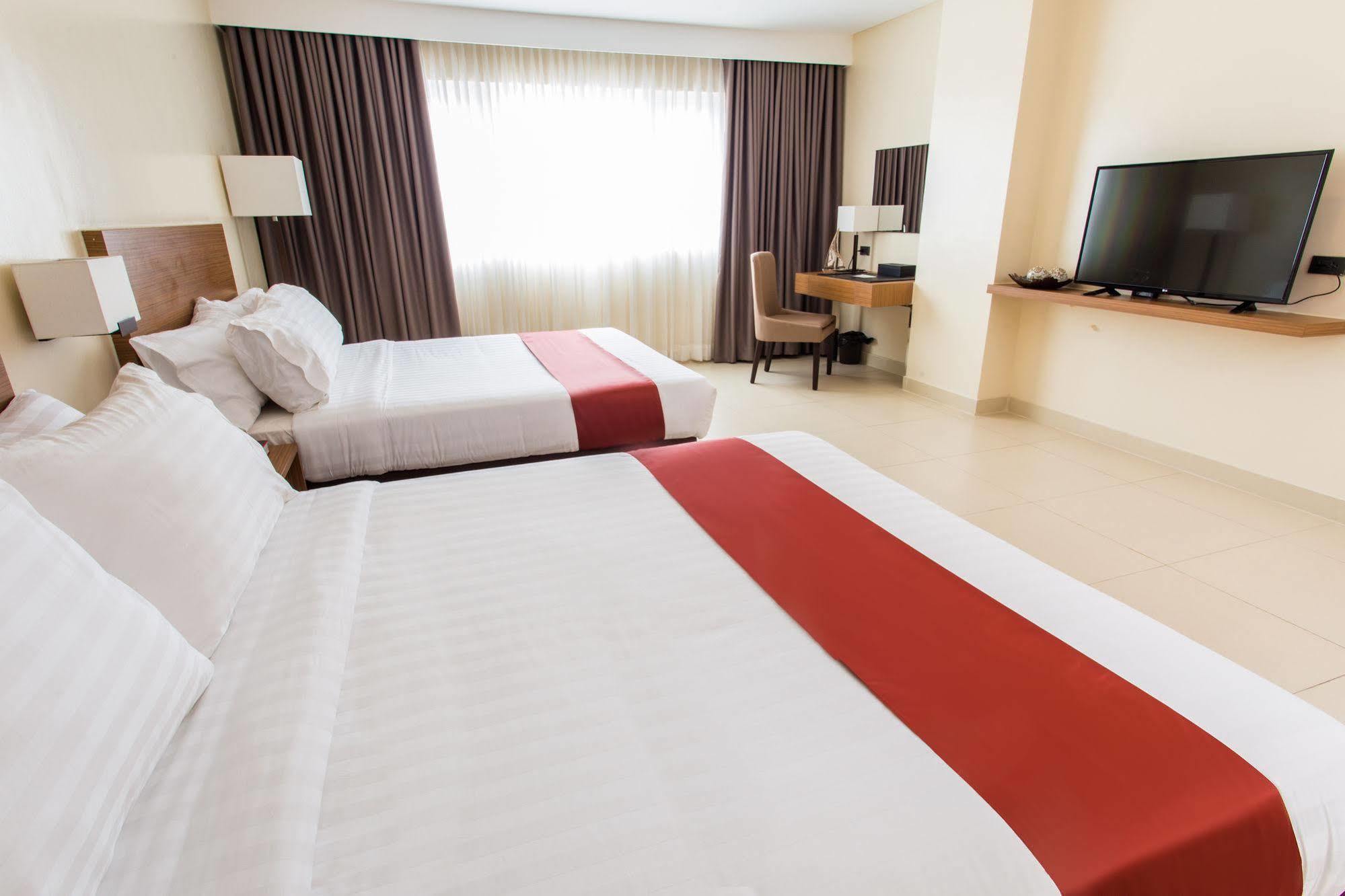 Royce Hotel & Casino Clark Field Buitenkant foto