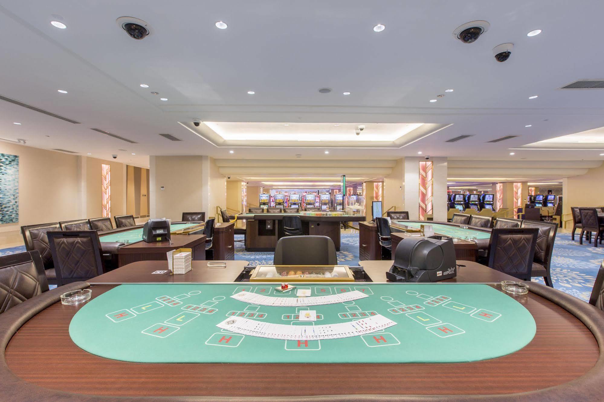 Royce Hotel & Casino Clark Field Buitenkant foto