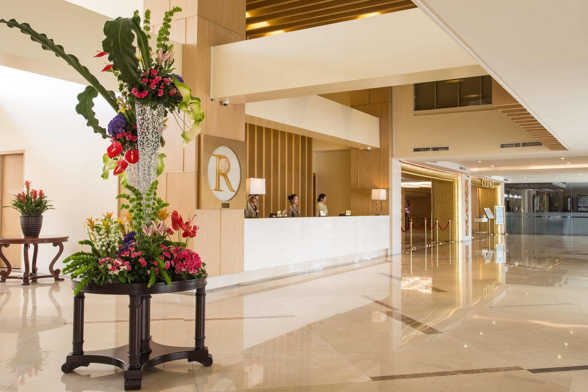 Royce Hotel & Casino Clark Field Buitenkant foto